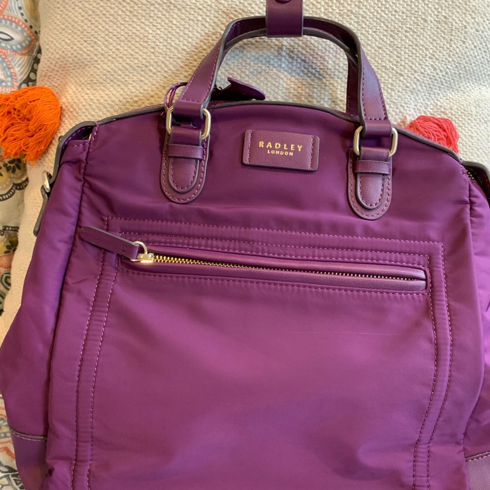 Satchel converts to backpack!